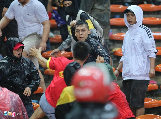 CĐV Malaysia tràn sang khán đài đánh CĐV Việt Nam