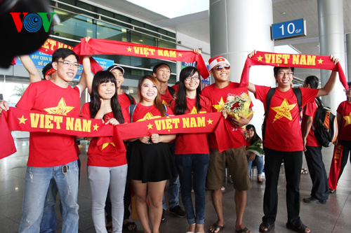 ĐT Việt Nam được đón chào nồng nhiệt tại sân bay Tân Sơn Nhất