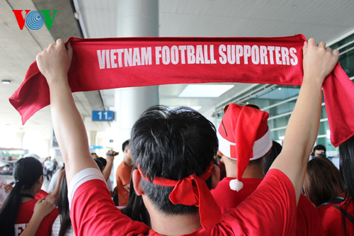 ĐT Việt Nam được đón chào nồng nhiệt tại sân bay Tân Sơn Nhất
