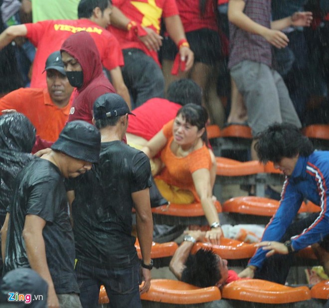 CĐV Malaysia tràn sang khán đài đánh CĐV Việt Nam