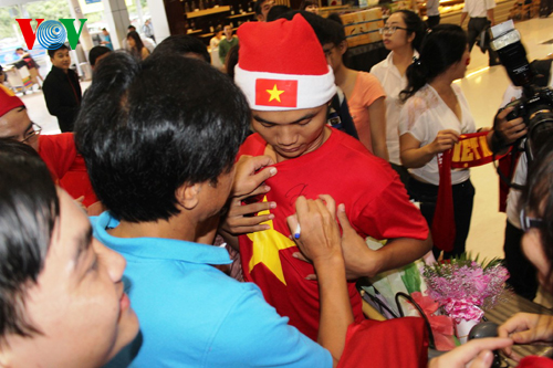 ĐT Việt Nam được đón chào nồng nhiệt tại sân bay Tân Sơn Nhất