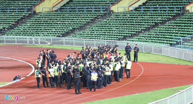 CĐV Malaysia tràn sang khán đài đánh CĐV Việt Nam