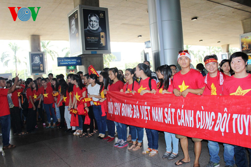 ĐT Việt Nam được đón chào nồng nhiệt tại sân bay Tân Sơn Nhất