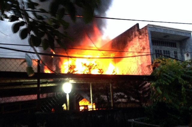 Bị lửa bao vây, người đàn ông phá mái tôn thoát thân