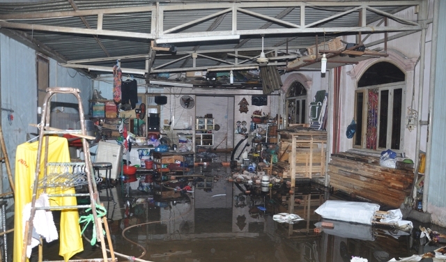 Bị lửa bao vây, người đàn ông phá mái tôn thoát thân