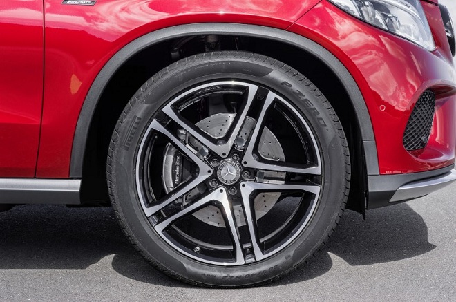 Mercedes-Benz GLE khiến BMW X6 lo ngay ngáy