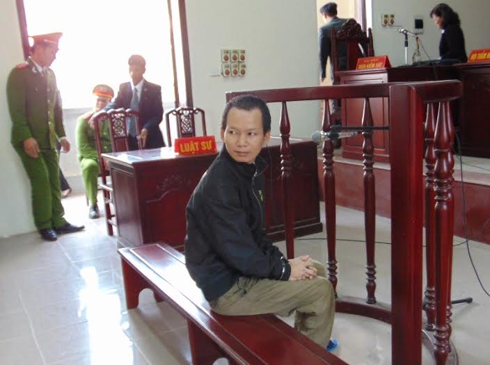 Buổi trưa vắng người, gọi bé gái sang nhà để hiếp dâm Buổi trưa vắng người, gọi bé gái sang nhà để hiếp dâm