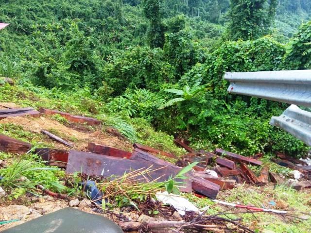 Lật xe chở gỗ khi đổ đèo 3 người thương vong