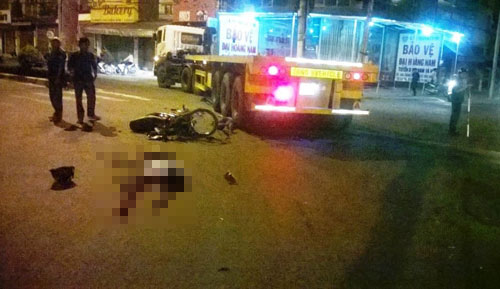 Cán chết 2 người, tài xế container ở lại chờ công an Cán chết 2 người, tài xế container ở lại chờ công an