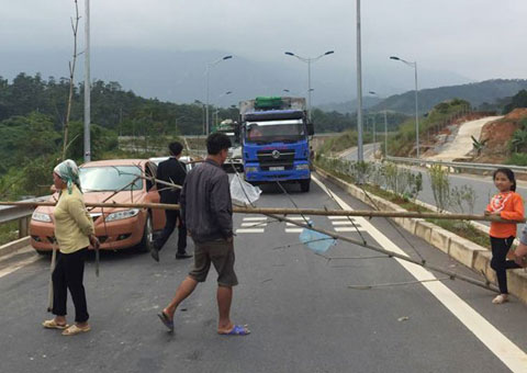 Dân tiếp tục kéo rào chặn đường trên cao tốc Nội Bài – Lào Cai