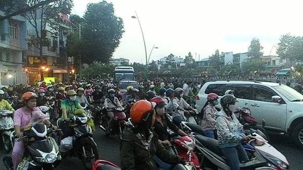 Tê liệt giao thông vì người dân vây kín kênh xem vớt xác