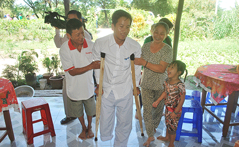 Cháu bé văng ra khỏi bụng mẹ được giúp đỡ gần 3 tỷ đồng