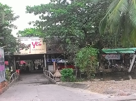 Kẻ lạ mặt bất ngờ xông vào quán chém bảo vệ