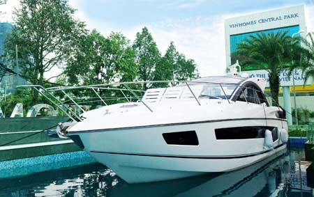 Chủ đầu tư sắm du thuyền triệu đô tặng khách mua nhà