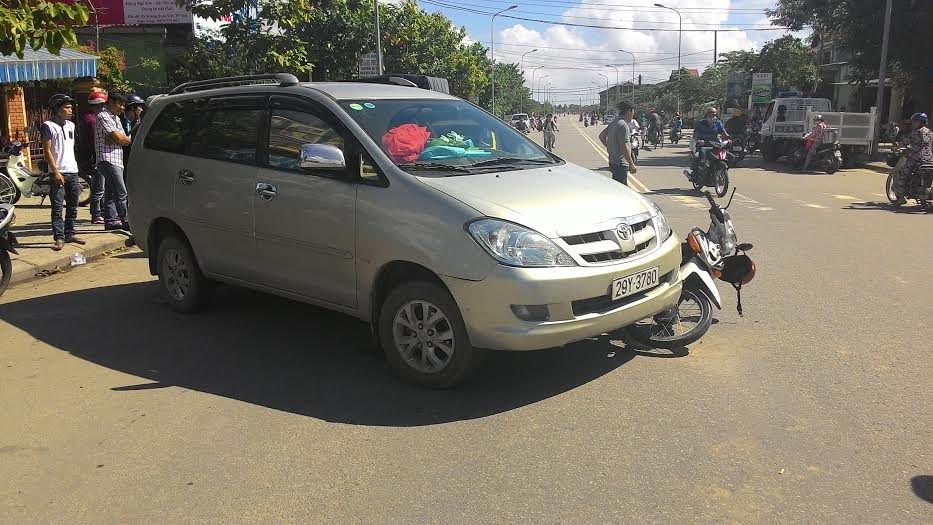 Huế: ô tô cán xe máy 2 người thoát chết