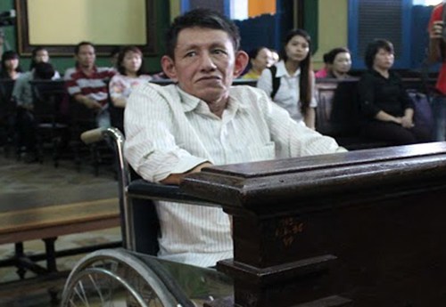 Kẻ giết người sau va chạm giao thông ngồi xe lăn hầu tòa Kẻ giết người sau va chạm giao thông ngồi xe lăn hầu tòa