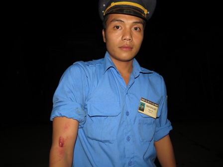 Lái xe quá tải điên cuồng chống trả thanh tra giao thông Lái xe quá tải điên cuồng chống trả thanh tra giao thông