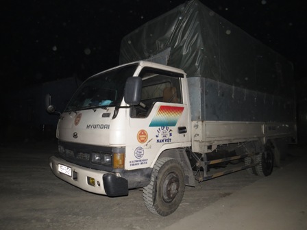 Lái xe quá tải điên cuồng chống trả thanh tra giao thông Lái xe quá tải điên cuồng chống trả thanh tra giao thông