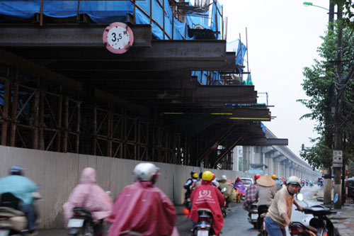 Ảnh: Nghìn tấn sắt lơ lửng trên đầu người đi đường 