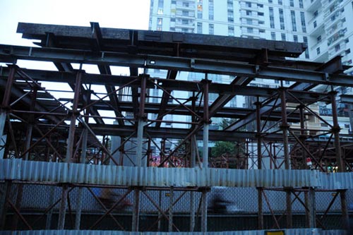 Ảnh: Nghìn tấn sắt lơ lửng trên đầu người đi đường 