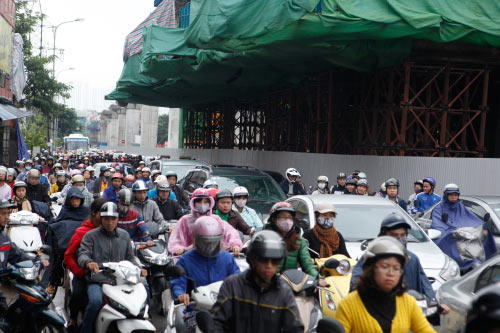 Ảnh: Nghìn tấn sắt lơ lửng trên đầu người đi đường 