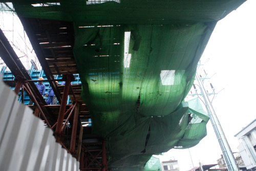 Ảnh: Nghìn tấn sắt lơ lửng trên đầu người đi đường 