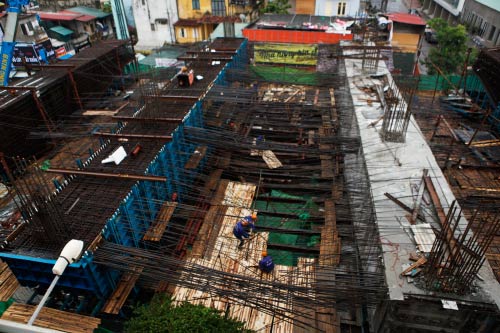 Ảnh: Nghìn tấn sắt lơ lửng trên đầu người đi đường 