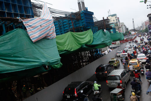 Ảnh: Nghìn tấn sắt lơ lửng trên đầu người đi đường 