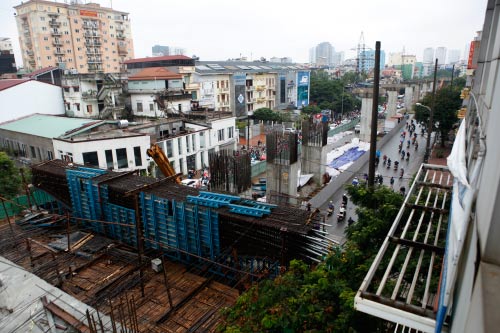 Ảnh: Nghìn tấn sắt lơ lửng trên đầu người đi đường 