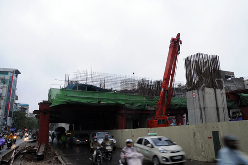 Ảnh: Nghìn tấn sắt lơ lửng trên đầu người đi đường 