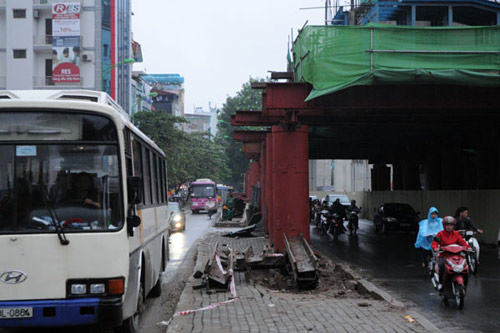 Ảnh: Nghìn tấn sắt lơ lửng trên đầu người đi đường 