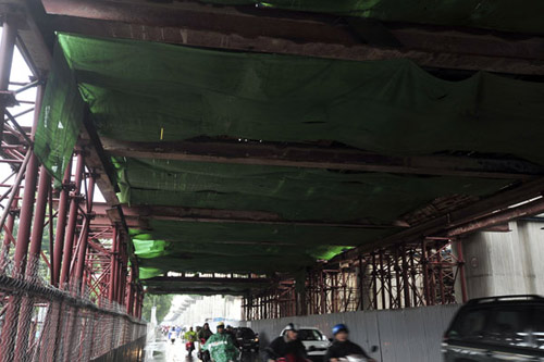 Ảnh: Nghìn tấn sắt lơ lửng trên đầu người đi đường 