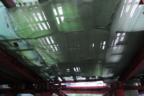 Ảnh: Nghìn tấn sắt lơ lửng trên đầu người đi đường 