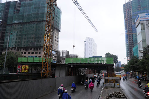 Ảnh: Nghìn tấn sắt lơ lửng trên đầu người đi đường 