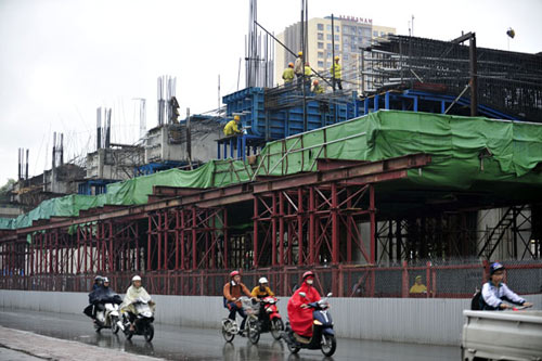 Ảnh: Nghìn tấn sắt lơ lửng trên đầu người đi đường 