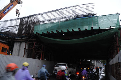 Ảnh: Nghìn tấn sắt lơ lửng trên đầu người đi đường 