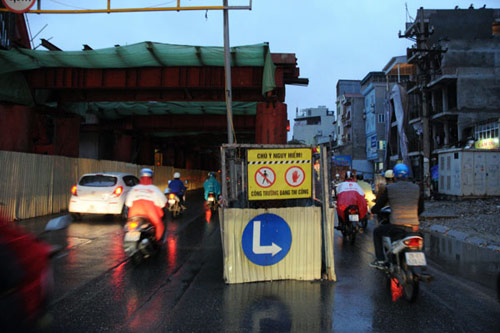 Ảnh: Nghìn tấn sắt lơ lửng trên đầu người đi đường 