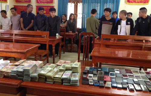 Bắt tại trận “ổ bạc” trên thuyền, thu giữ hơn 3,5 tỷ đồng Bắt tại trận “ổ bạc” trên thuyền, thu giữ hơn 3,5 tỷ đồng