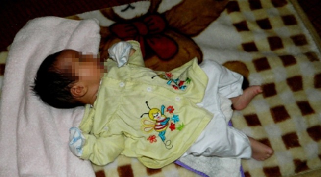 Bé 2 tháng tuổi bị bỏ rơi giữa đêm lạnh trước trường mầm non