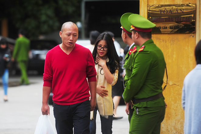 Vợ Bầu Kiên luôn thu hút sự chú ý ở phiên tòa xử chồng