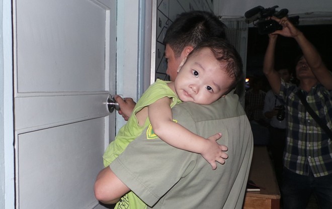 Người phụ nữ bỏ rơi bé trai 2 tuổi trên taxi không phải mẹ bé?