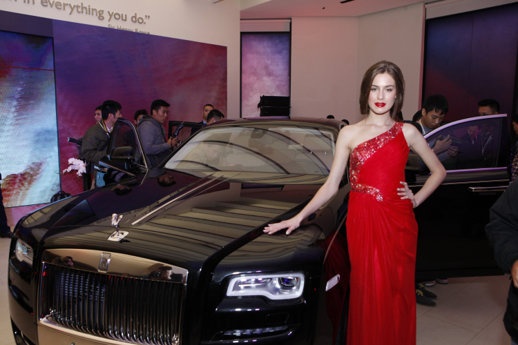 Mẫu Tây gợi cảm bên siêu xe 19 tỷ tại Hà Nội 