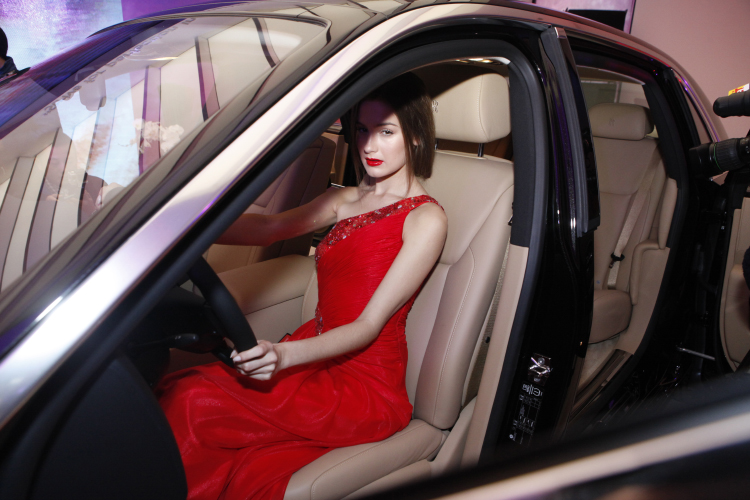 Mẫu Tây gợi cảm bên siêu xe 19 tỷ tại Hà Nội 