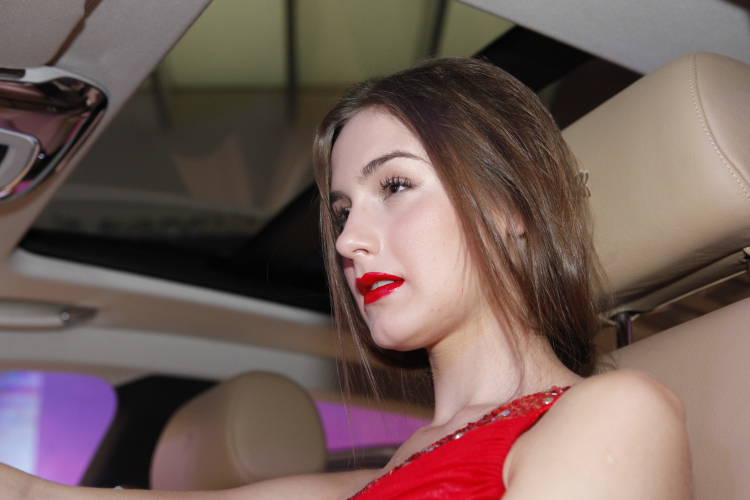 Mẫu Tây gợi cảm bên siêu xe 19 tỷ tại Hà Nội 