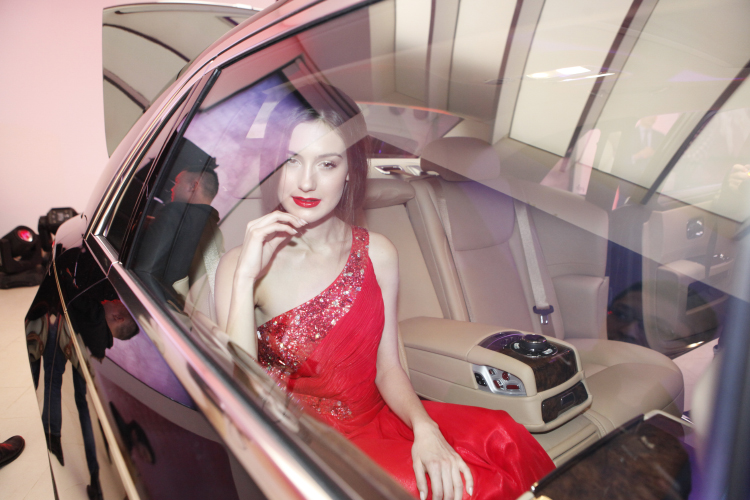 Mẫu Tây gợi cảm bên siêu xe 19 tỷ tại Hà Nội 