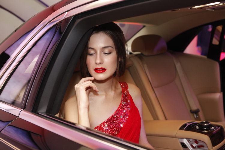 Mẫu Tây gợi cảm bên siêu xe 19 tỷ tại Hà Nội 