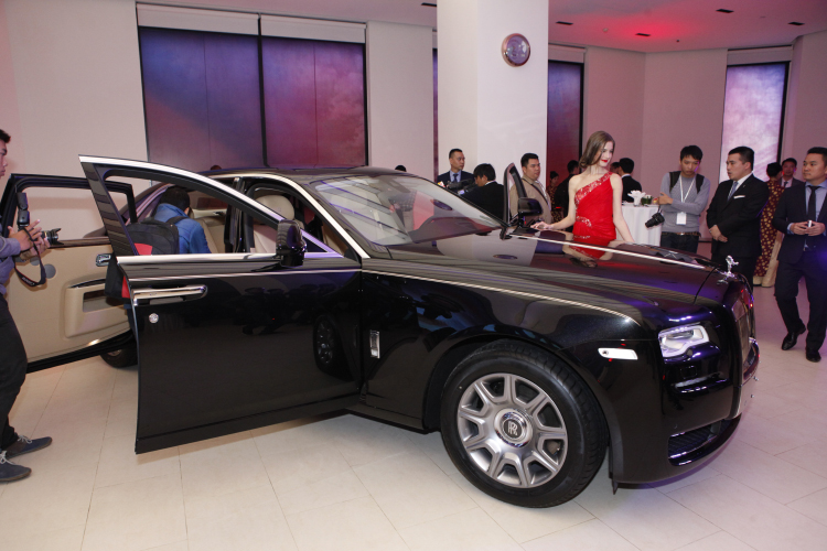 Mẫu Tây gợi cảm bên siêu xe 19 tỷ tại Hà Nội 