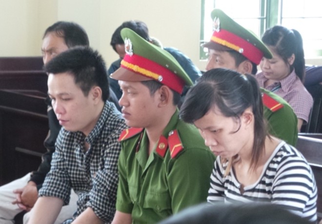 Bé gái 4 tuổi bị bạo hành: Mẹ và cha dượng lãnh hơn 6 năm tù Bé gái 4 tuổi bị bạo hành: Mẹ và cha dượng lãnh hơn 6 năm tù