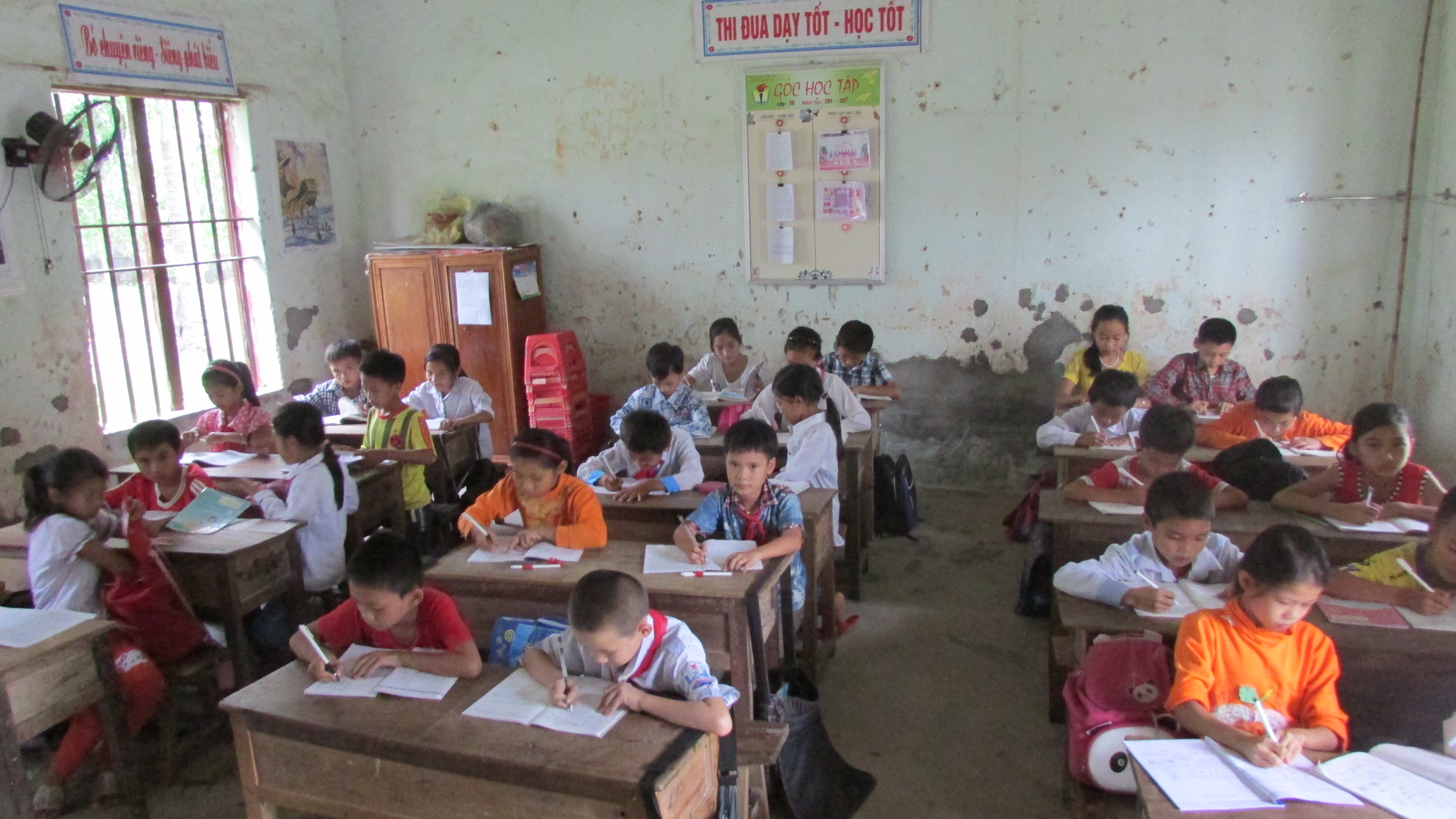 Trường xuống cấp, cô trò lo sợ khi mùa mưa bão về