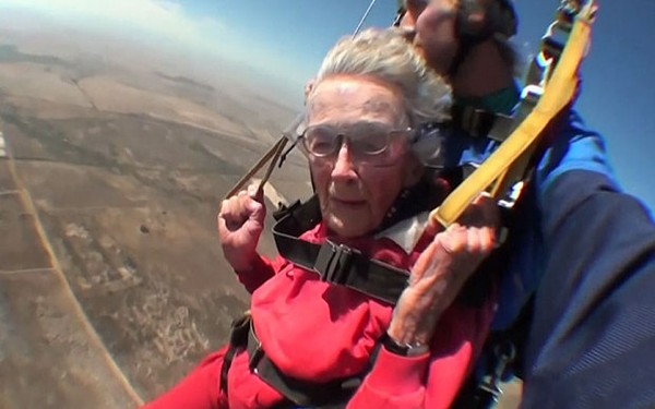 cu-ba-nhay-du-boi-cung-ca-map-nhan-dip-sinh-nhat-lan-thu-100-2